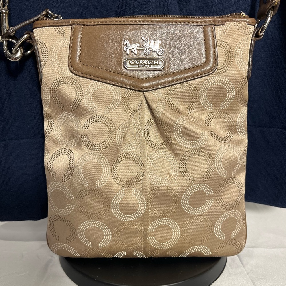 Coach Madison Swingpack Crossbody Bag Beige in Great condition